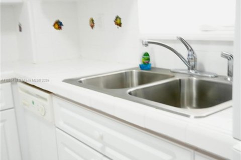 Condo in Miami Beach, Florida, 1 bedroom  № 1889507 - photo 19