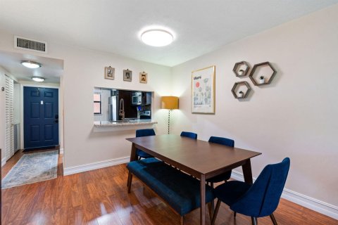 Condo in Pembroke Pines, Florida, 2 bedrooms  № 2402439 - photo 13