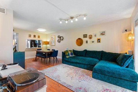 Condo in Pembroke Pines, Florida, 2 bedrooms  № 2402439 - photo 16