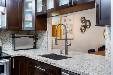 Condo in Pembroke Pines, Florida, 2 bedrooms  № 2402439 - photo 19