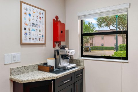 Condo in Pembroke Pines, Florida, 2 bedrooms  № 2402439 - photo 26