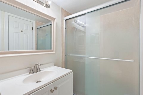 Condo in Pembroke Pines, Florida, 2 bedrooms  № 2402439 - photo 22
