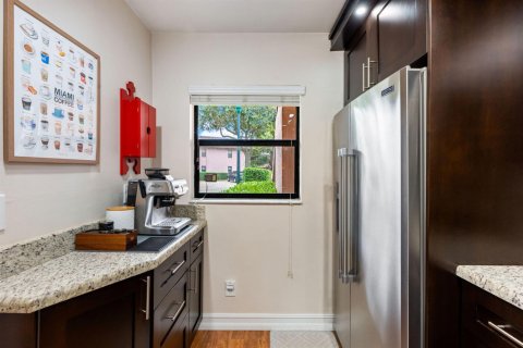 Condo in Pembroke Pines, Florida, 2 bedrooms  № 2402439 - photo 9