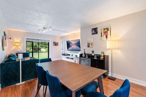 Condo in Pembroke Pines, Florida, 2 bedrooms  № 2402439 - photo 7