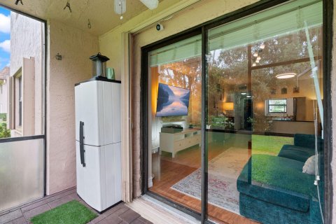 Condo in Pembroke Pines, Florida, 2 bedrooms  № 2402439 - photo 24