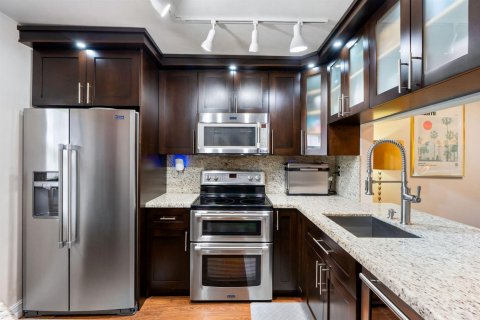 Condo in Pembroke Pines, Florida, 2 bedrooms  № 2402439 - photo 8