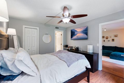 Condo in Pembroke Pines, Florida, 2 bedrooms  № 2402439 - photo 21