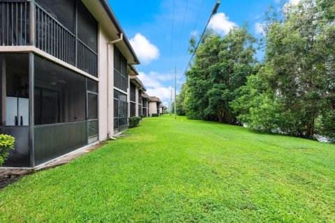 Condo in Pembroke Pines, Florida, 2 bedrooms  № 2402439 - photo 11
