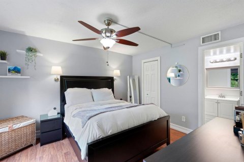 Condo in Pembroke Pines, Florida, 2 bedrooms  № 2402439 - photo 20