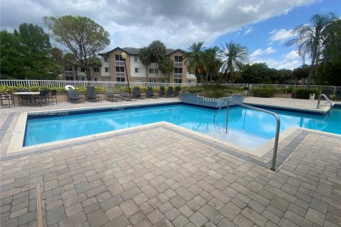 Condominio en venta en Coral Springs, Florida, 1 dormitorio, 65.03 m2 № 1971217 - foto 2
