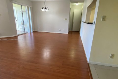 Condominio en venta en Coral Springs, Florida, 1 dormitorio, 65.03 m2 № 1971217 - foto 4