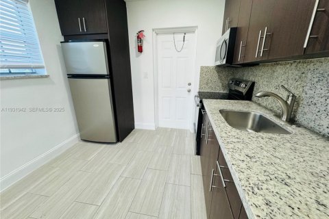 Снять в аренду виллу или дом в Форт-Лодердейл, Флорида 2 спальни, 196.58м2, № 2034630 - фото 2