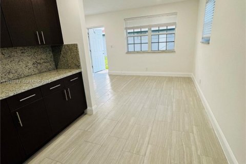 Снять в аренду виллу или дом в Форт-Лодердейл, Флорида 2 спальни, 196.58м2, № 2034630 - фото 4