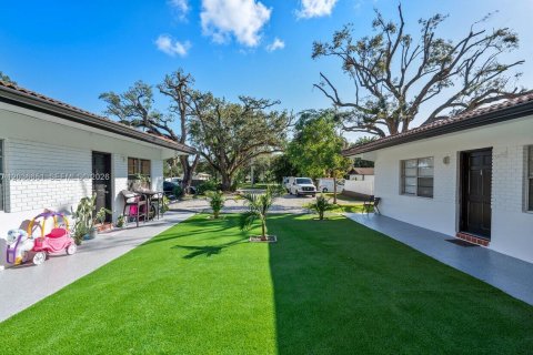 Propiedad comercial en venta en Fort Lauderdale, Florida № 2084955 - foto 12