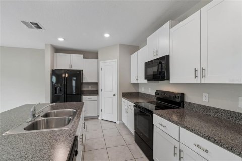 House in Tampa, Florida 4 bedrooms, 173.73 sq.m. № 2211945 - photo 9