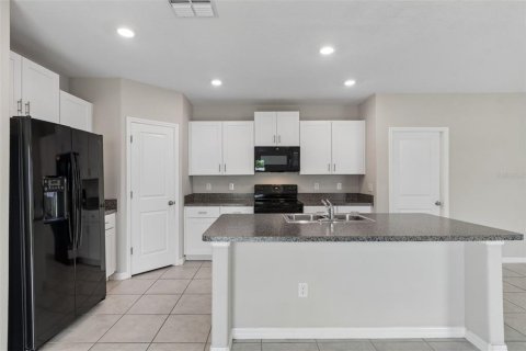 House in Tampa, Florida 4 bedrooms, 173.73 sq.m. № 2211945 - photo 11