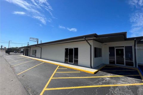 Commercial property in Tampa, Florida 631.46 sq.m. № 891181 - photo 11