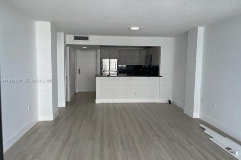 Снять в аренду кондоминиум в Майами, Флорида 1 спальня, 70.33м2, № 1992463 - фото 2