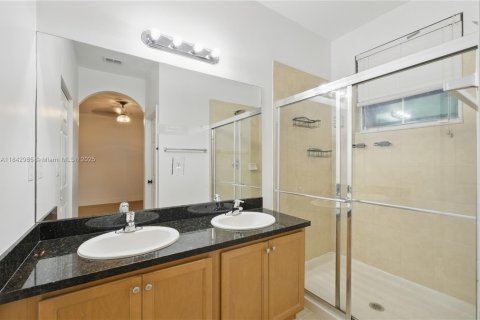 Townhouse in Tamarac, Florida 3 bedrooms, 142.7 sq.m. № 1836094 - photo 17