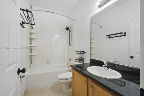 Townhouse in Tamarac, Florida 3 bedrooms, 142.7 sq.m. № 1836094 - photo 10