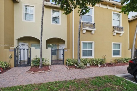 Townhouse in Tamarac, Florida 3 bedrooms, 142.7 sq.m. № 1836094 - photo 1