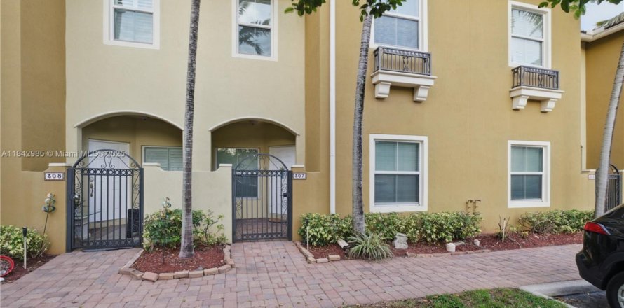 Townhouse in Tamarac, Florida 3 bedrooms, 142.7 sq.m. № 1836094