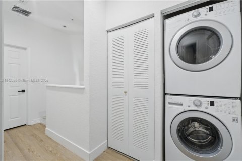 Townhouse in Tamarac, Florida 3 bedrooms, 142.7 sq.m. № 1836094 - photo 13