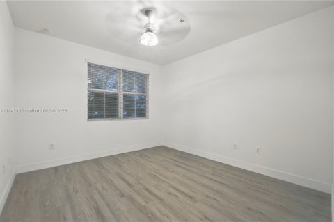 Townhouse in Tamarac, Florida 3 bedrooms, 142.7 sq.m. № 1836094 - photo 9