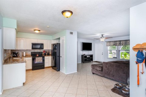 House in Palm Bay, Florida 3 bedrooms, 119.47 sq.m. № 1796490 - photo 6