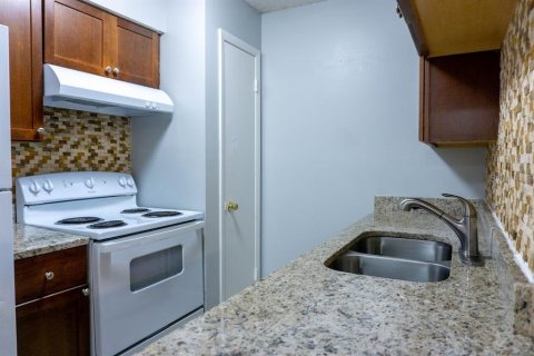 Condo in Brandon, Florida, 2 bedrooms  № 1900609 - photo 12
