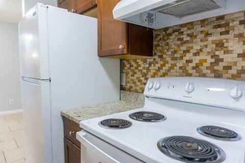 Condo in Brandon, Florida, 2 bedrooms  № 1900609 - photo 15