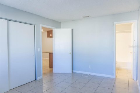 Condo in Brandon, Florida, 2 bedrooms  № 1900609 - photo 18