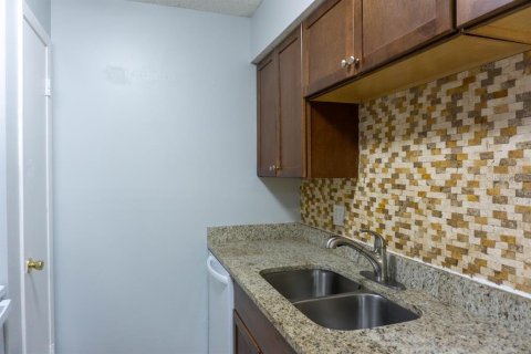 Condo in Brandon, Florida, 2 bedrooms  № 1900609 - photo 13