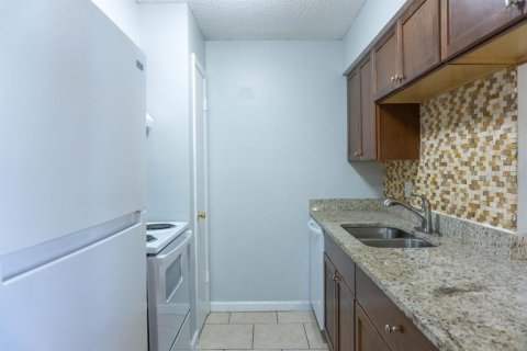 Condo in Brandon, Florida, 2 bedrooms  № 1900609 - photo 10