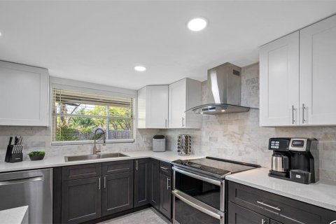 House in Largo, Florida 6 bedrooms, 232.81 sq.m. № 2104503 - photo 18