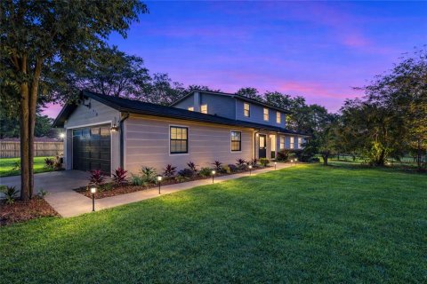 House in Largo, Florida 6 bedrooms, 232.81 sq.m. № 2104503