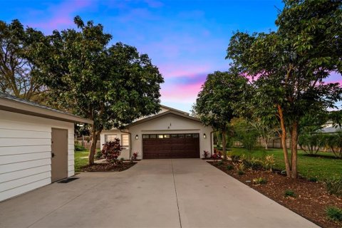 House in Largo, Florida 6 bedrooms, 232.81 sq.m. № 2104503 - photo 9