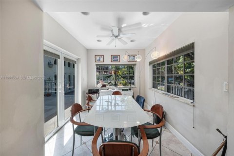 Villa ou maison à vendre à South Miami, Floride: 4 chambres, 362.69 m2 № 2026182 - photo 15