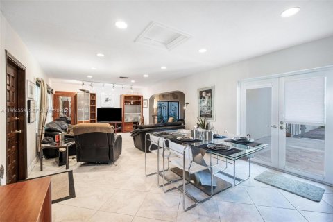 Villa ou maison à vendre à South Miami, Floride: 4 chambres, 362.69 m2 № 2026182 - photo 17