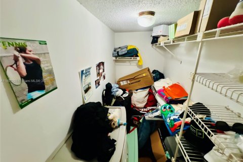 Condo in Plantation, Florida, 2 bedrooms  № 1949675 - photo 29