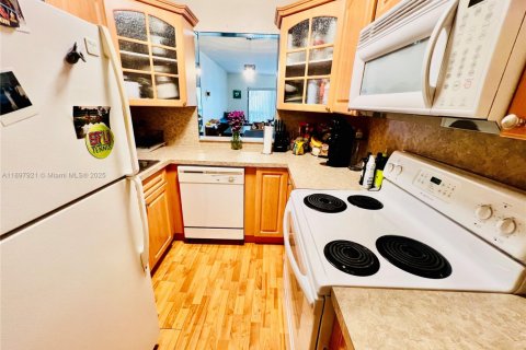 Condo in Plantation, Florida, 2 bedrooms  № 1949675 - photo 14