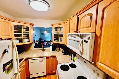 Condo in Plantation, Florida, 2 bedrooms  № 1949675 - photo 12