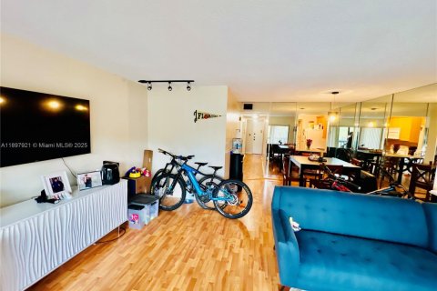 Condo in Plantation, Florida, 2 bedrooms  № 1949675 - photo 18
