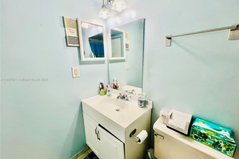 Condo in Plantation, Florida, 2 bedrooms  № 1949675 - photo 26