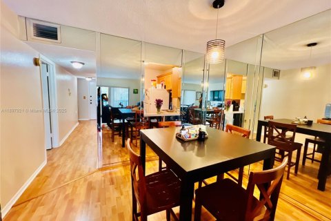 Condo in Plantation, Florida, 2 bedrooms  № 1949675 - photo 17