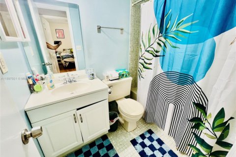 Condo in Plantation, Florida, 2 bedrooms  № 1949675 - photo 23