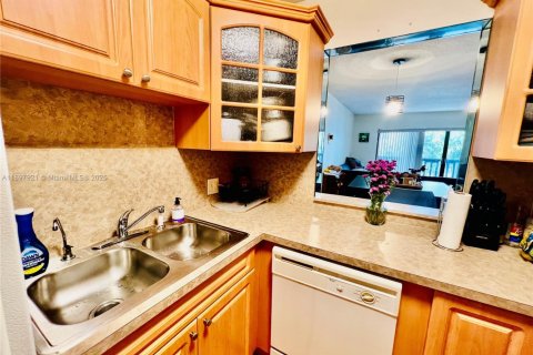 Condo in Plantation, Florida, 2 bedrooms  № 1949675 - photo 16