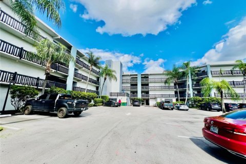 Condo in Plantation, Florida, 2 bedrooms  № 1949675 - photo 1