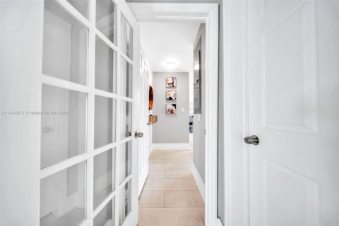 House in Doral, Florida 6 bedrooms, 361.2 sq.m. № 2016955 - photo 14