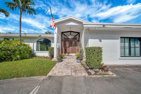 House in Doral, Florida 6 bedrooms, 361.2 sq.m. № 2016955 - photo 6